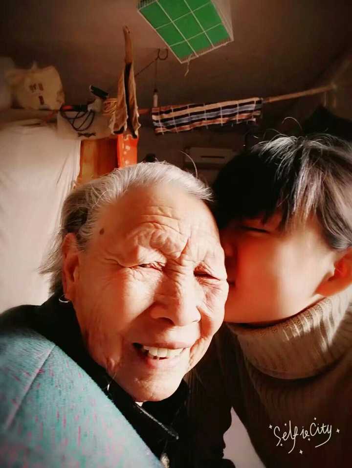 奶奶:我也要亲亲你