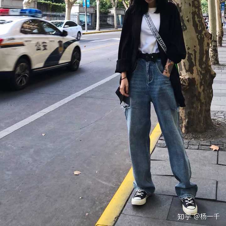 没有发现今年的流行趋势是oversize的裤子,各种大阔腿牛仔裤,盖住鞋子