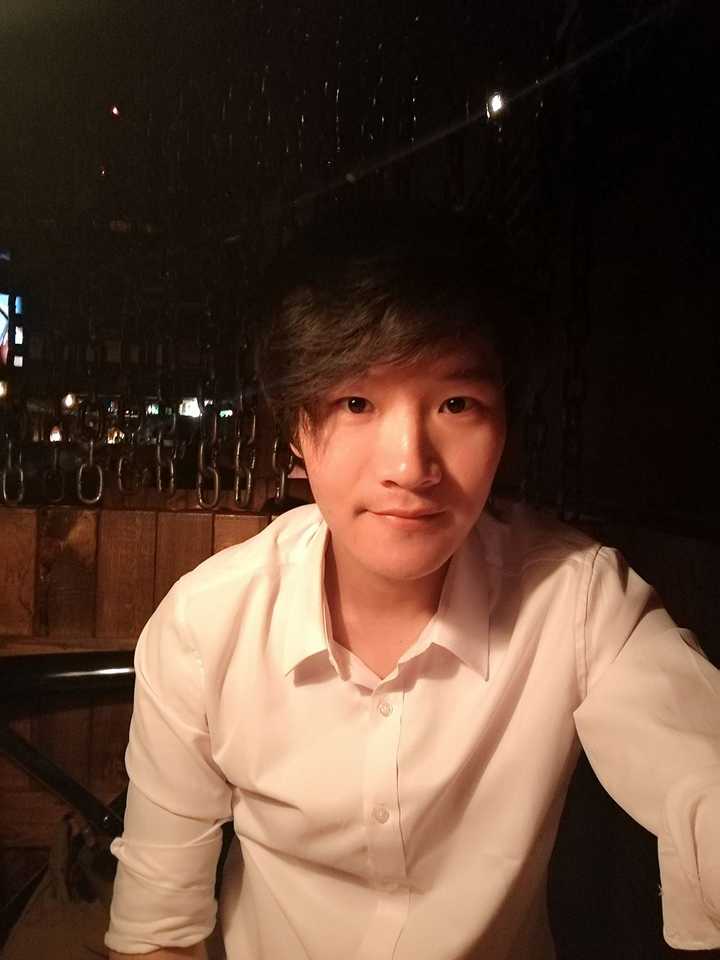 我这种颜值一般的男人都有一大群妹子追,可想而知那种真的大帅哥平时