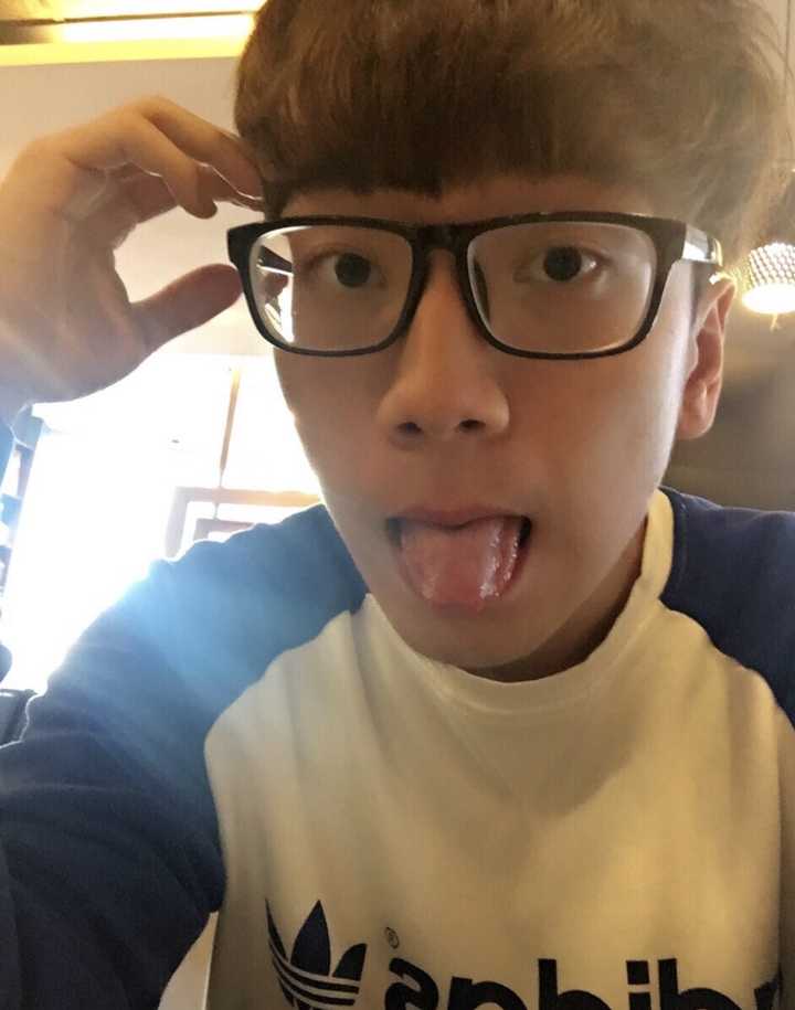 我个人认为他是戴黑框眼镜最帅的男孩哈哈