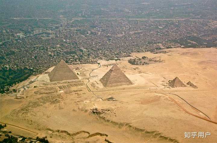 吉萨金字塔群,埃及金字塔巅峰之作,最大的胡夫金字塔原高147m