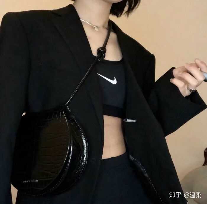 有没有黑色系露锁骨不露脸的女生头像?(类似下图)?