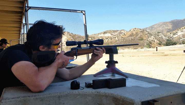 长枪射击时,如果用上半身体重去辅助正确的握枪姿势,就更容易控制枪口
