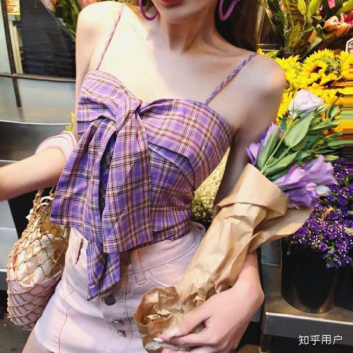 过度关心别人的生活吧,今早的口语课,室友在看淘宝那种抹胸的衣服(给