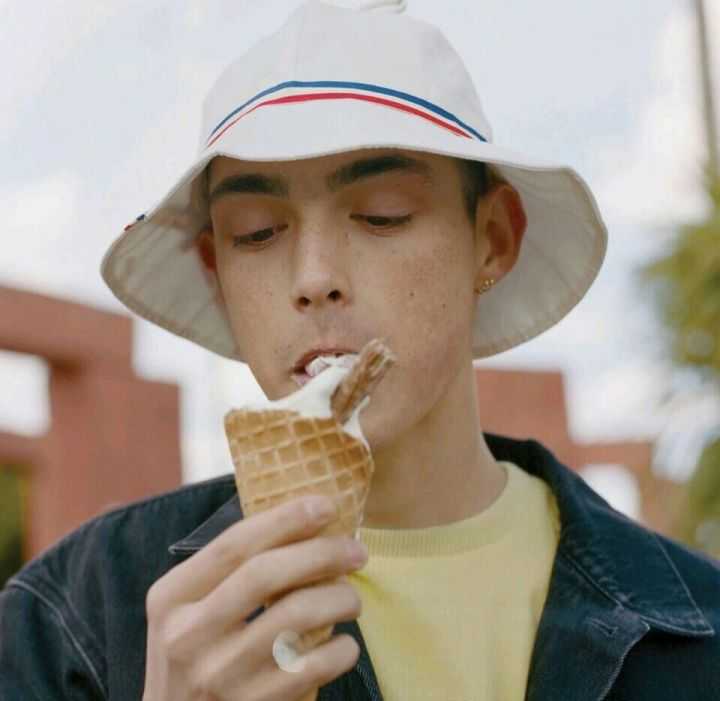 求一些好看的微信男生头像鸭,最好是欧美风阳光向上的