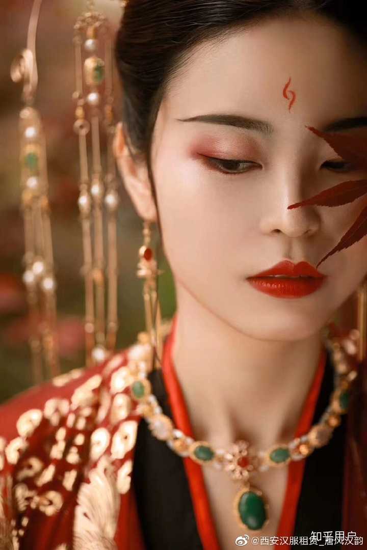 素颜,化妆后,汉服后举例吧~ 这个 不好拿客户的,就拿身边汉服好友的