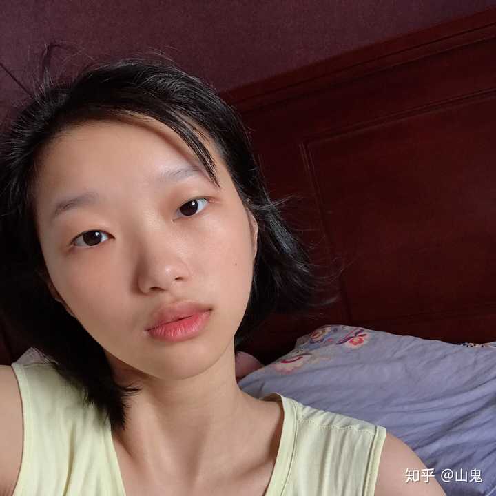 有没有那种单眼皮小眼睛塌鼻梁厚嘴唇但还挺好看的女生?