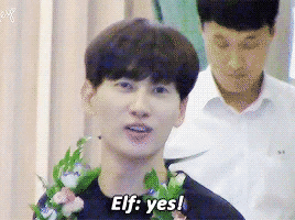 elf们说是的,哈哈他的小表情～) sjr里大云哥用笔和李赫宰high five
