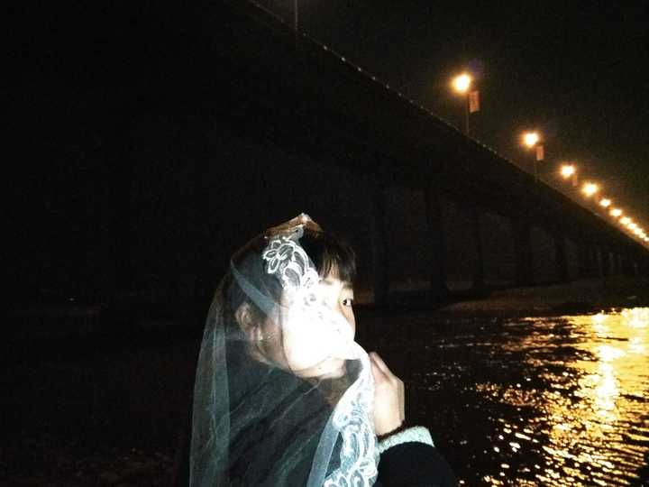 夜晚江边.
