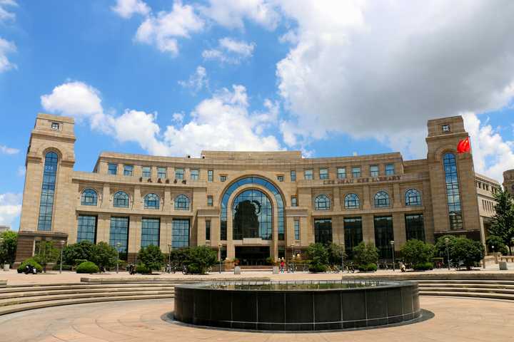 江湾校区 李兆基图书馆 复旦大学李兆基图书馆位于复旦大学新江湾