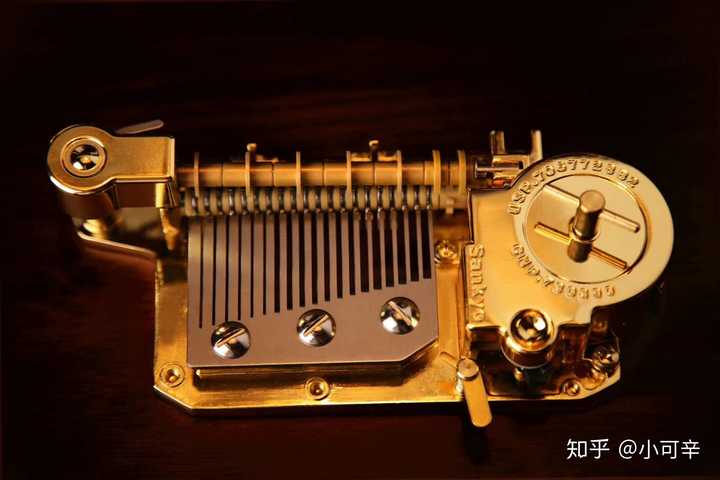 缪斯复刻了最早在二战时期德国的唱盘式音乐盒,纯机械结构,使用寿命长