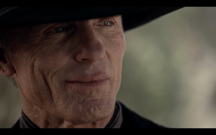 《西部世界》中,ed harris 扮演的黑衣人到底是人类,还是机器人?