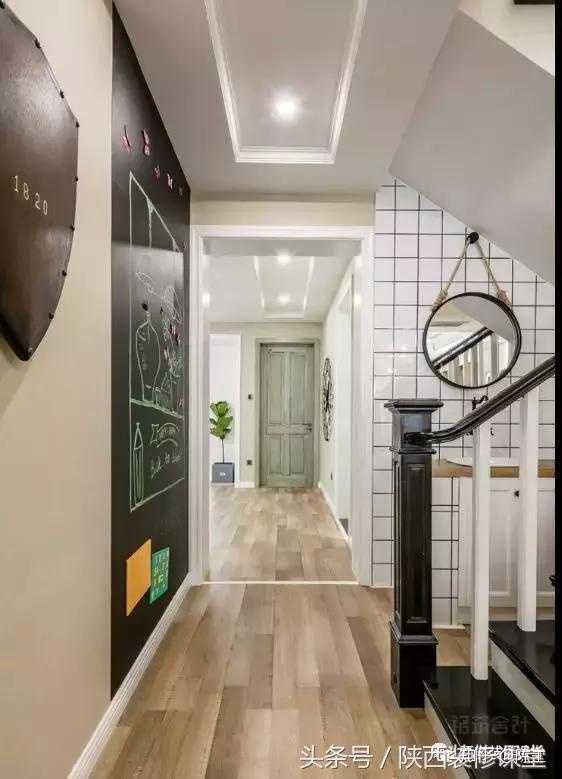 过道尽头是卧室,可以在进门卧室设置挂画,平时打开门,用挂画作为
