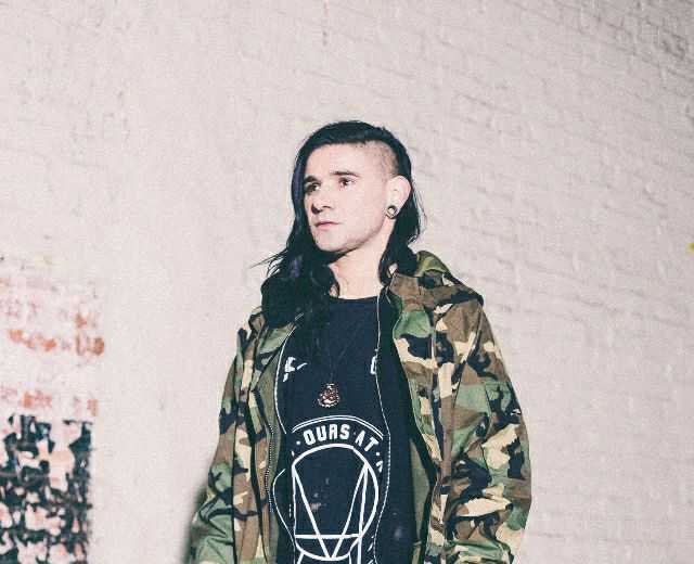 dj 大佬skrillex  他的音乐很适合在繁杂的都市里听,头像很酷