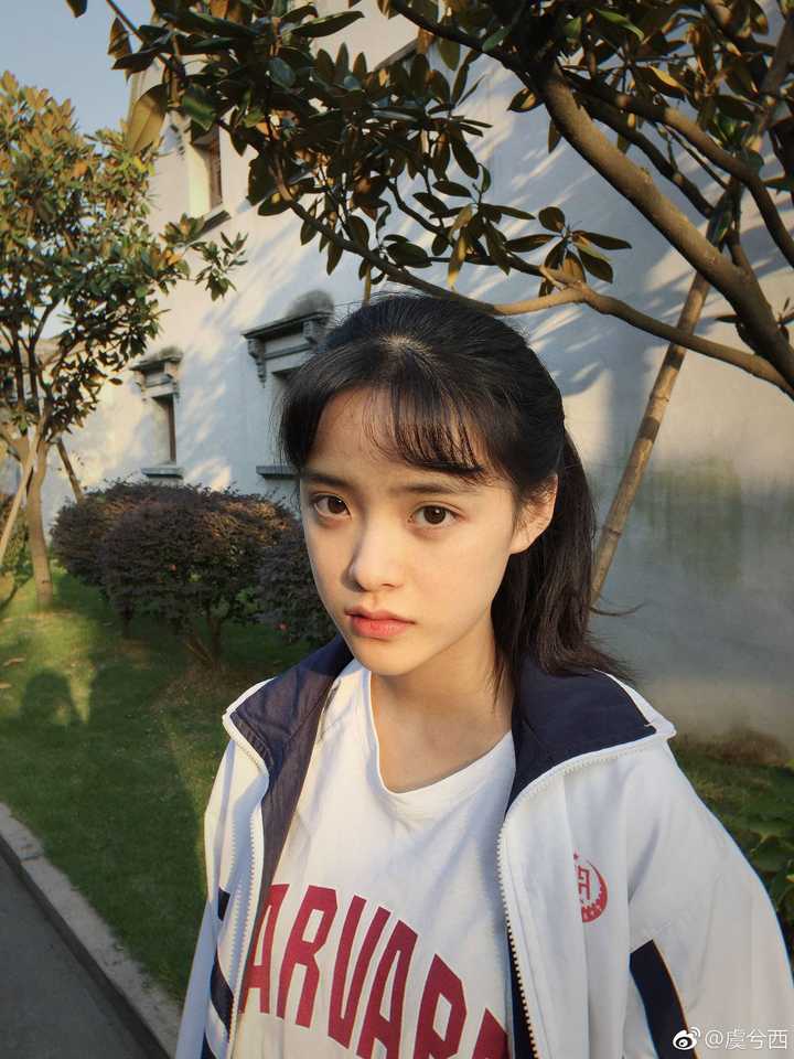 高中时素颜就好看的女生长大化妆后岂不是逆天吗