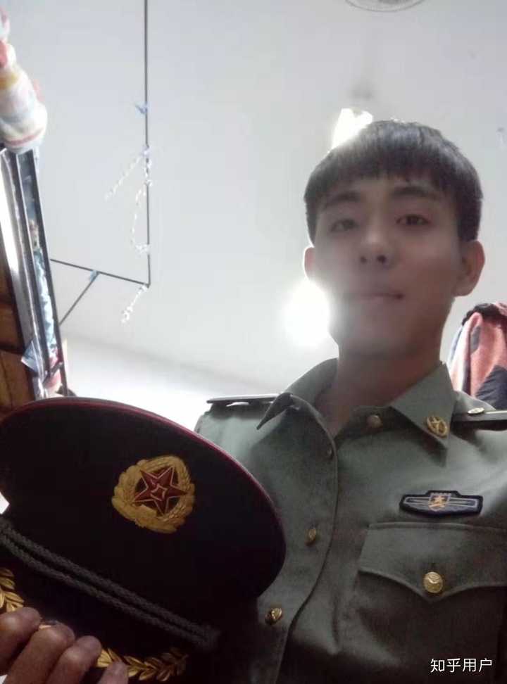 (穿上军装,无数少女为之竞折腰)