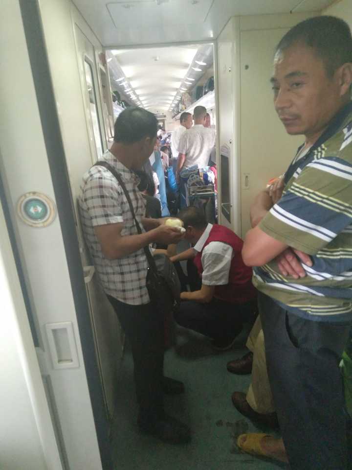 火车上有空座,但是乘务员把有座的车厢锁住,不让无座人员进入.