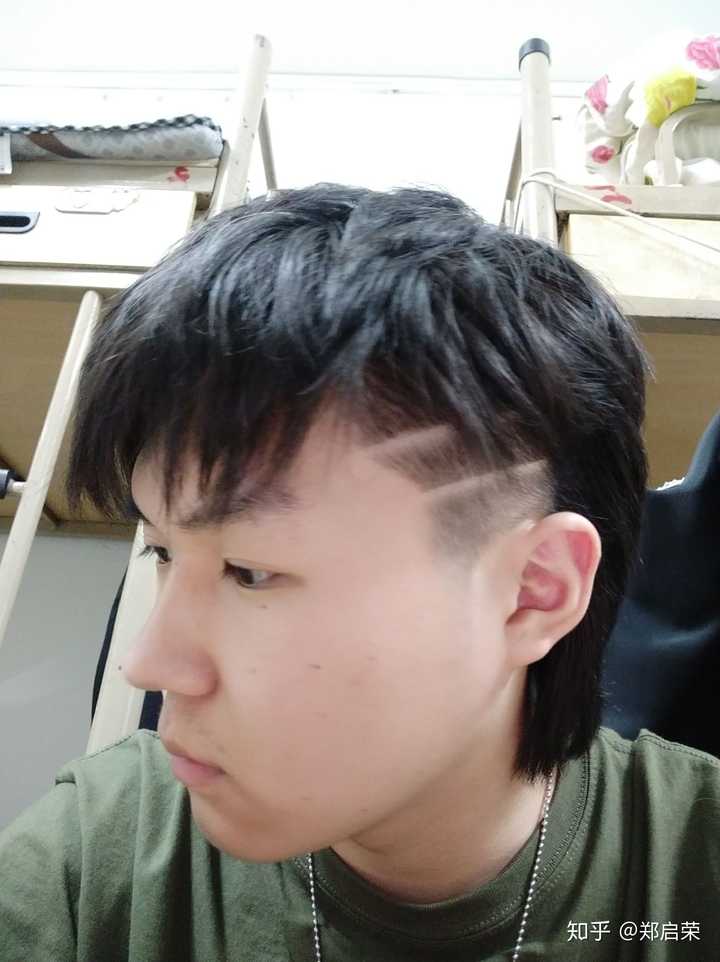 因为我的后脑勺小时候被睡平了.