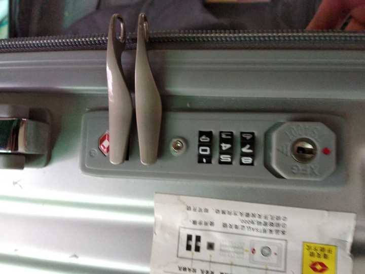 这种行李箱密码忘了怎么开?
