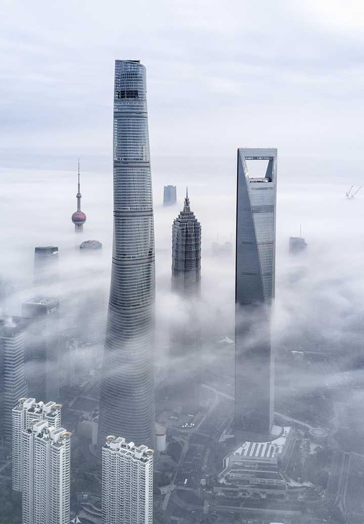 上海中心大厦有全球最快的超音速电梯,每秒18米,只需要55秒即可抵达