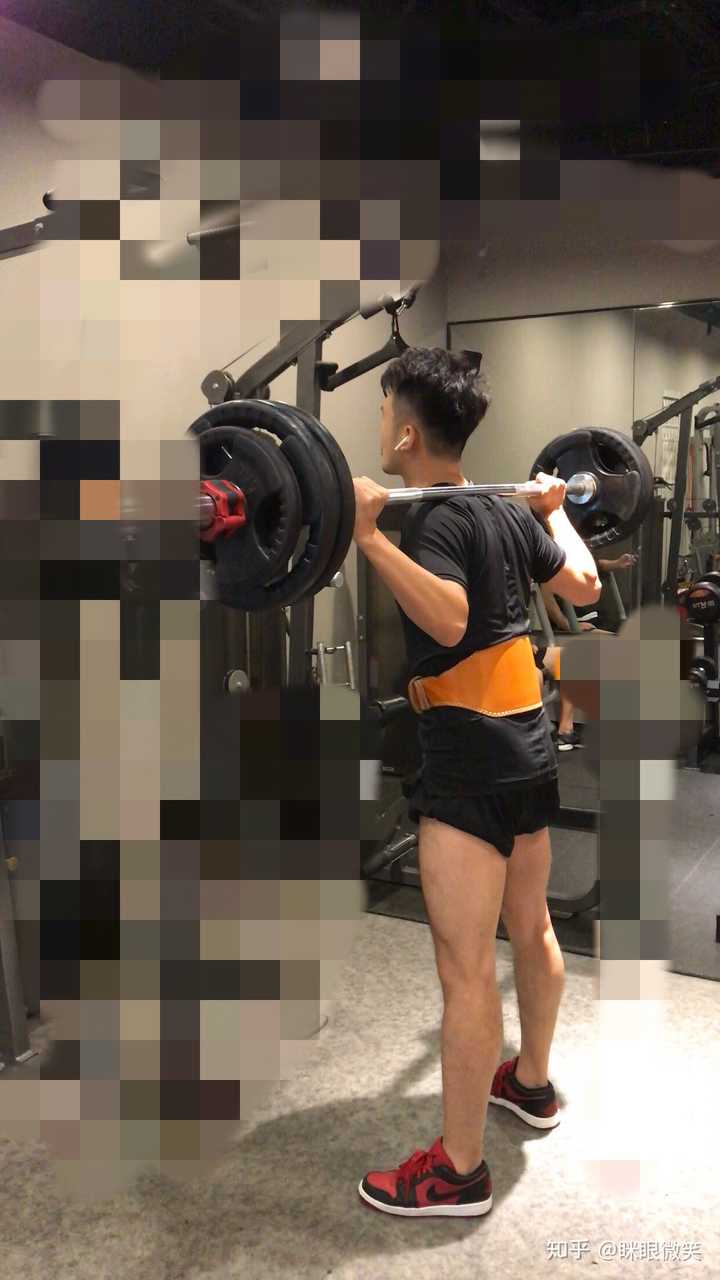 尝试了硬拉110kg,自由深蹲70kg 做组一次十二个