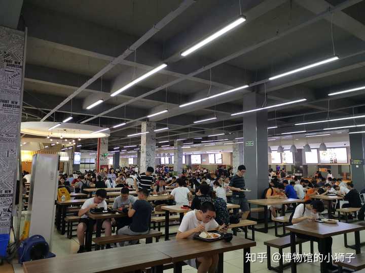 独立卫浴,了解了一下其他学校的宿舍环境,西政应该算是中等偏上了吧