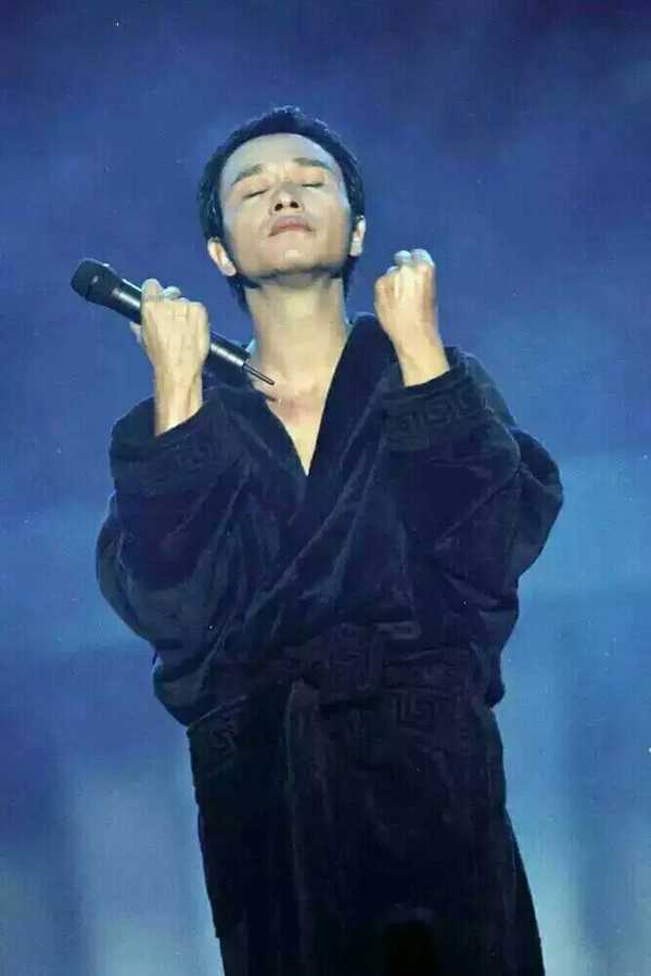 ⑦据郑丹瑞回忆,1981年,张国荣在沙田表演被观众喝倒彩,且唱歌把帽子