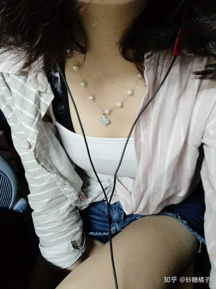 大胸女生如何穿衣搭配?
