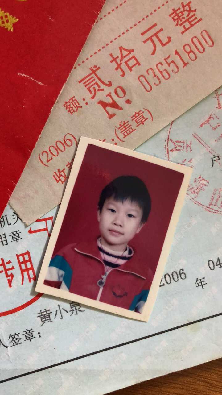 刚好昨天翻出来06年的我 那个时候小学 一直短头发假小子