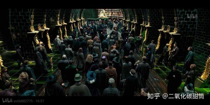 进入魔法部的门,红色和蓝色的对比.