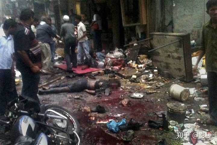于2008年"11·26孟买恐怖袭击",十名恐怖分子持枪在孟买的火车站,酒店