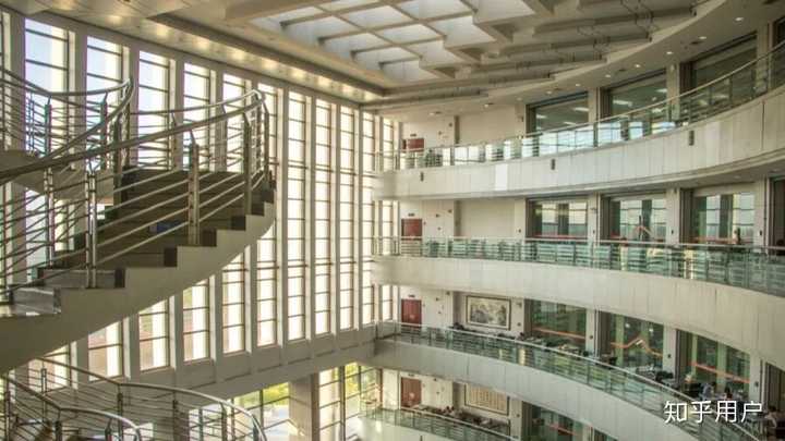 西安财经大学的图书馆或教室环境如何?是否适合上自习