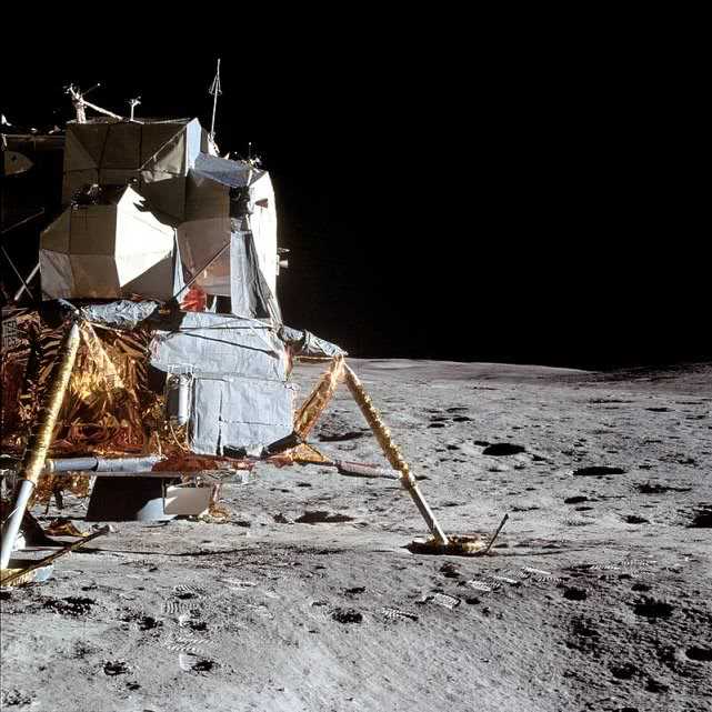 图注:月面上的阿波罗14号登月舱.
