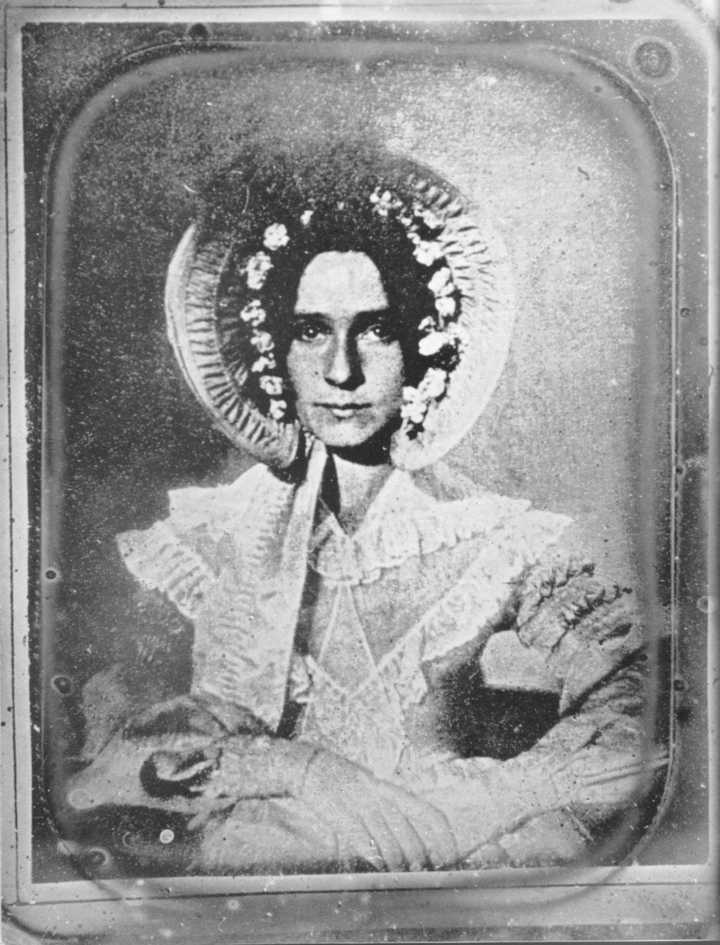 1839-40年,据信是 世界上第一张女性肖像照.john draper拍摄他的姐姐