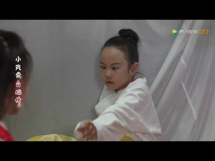 许仙的扮演者周芷莹的眉毛,这姑娘好萌,试戏的时候婴儿肥,拍的过程中