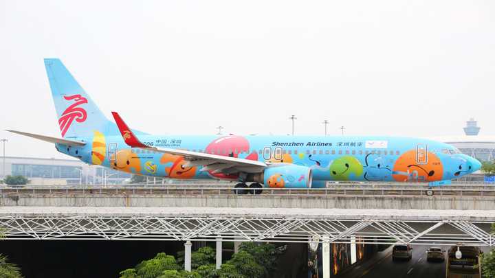 南航a321neo,地地辨识点为机身长度(相对于a320),风挡形状,翼尖,机门