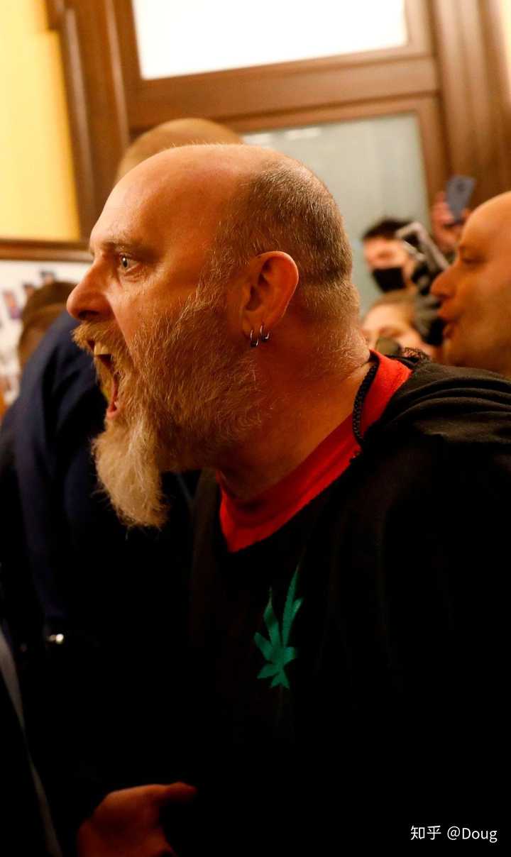 然后一堆白人基督福音派,原教旨派,红脖子,白人至上,三k党在网上发出