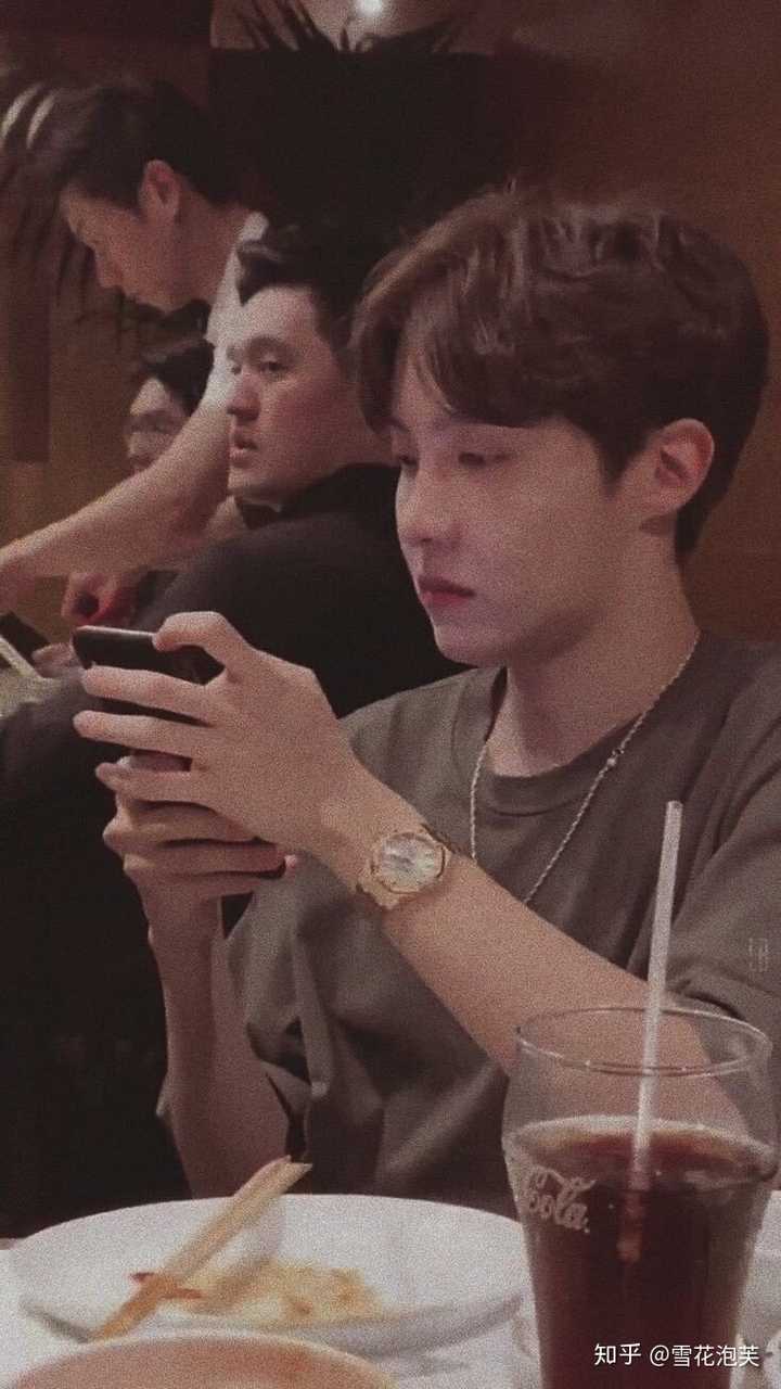 想问下郑号锡有哪些可爱的图或者男友的图