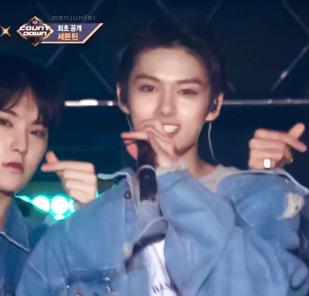 哦) 在百度百科搜他,会被他的丰富的履历惊到的~ 舞台上很有sense的