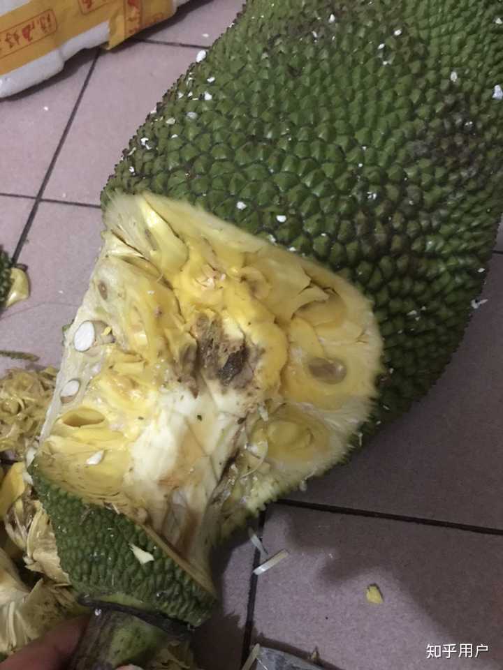 菠萝蜜,淘宝直播选果买的,到了坏一部分,店家赔付了的,放熟了吃,香甜.