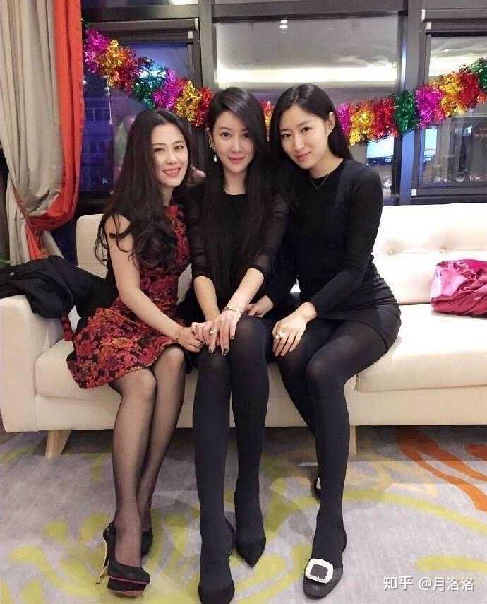 包臀裙,一定要配丝袜吗?