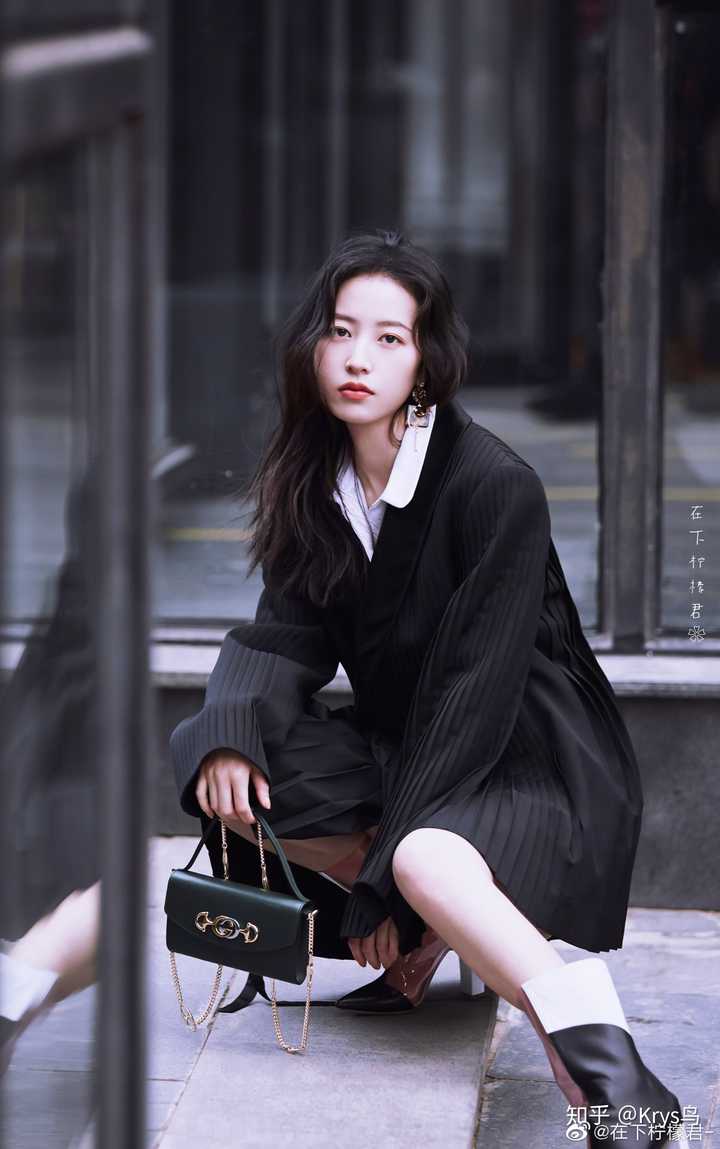 周雨彤吧,因为看寒武纪,之后发现性格啊各方面很不错!还有大宋少年志.