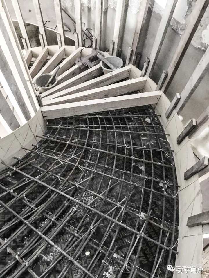 建筑内的弧形楼梯应该怎么做
