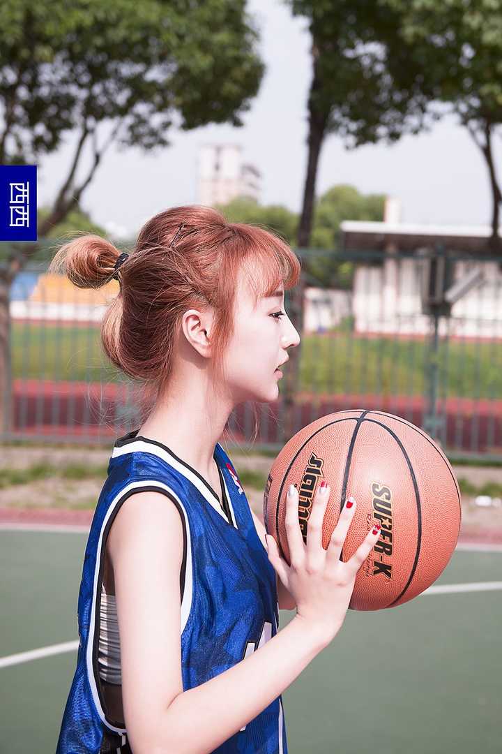 有没有女生打篮球或者穿球衣的壁纸啊?