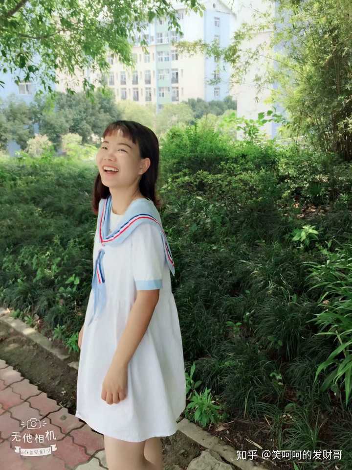 这是夏天的时候穿的一条小学生裙子,当时觉得超好看了,还拍了很多照片