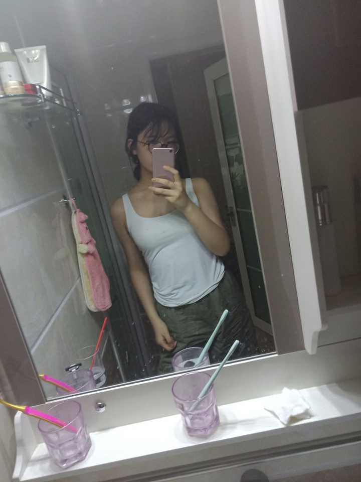 我属于看起来比较匀称的那种,发育的也蛮好.
