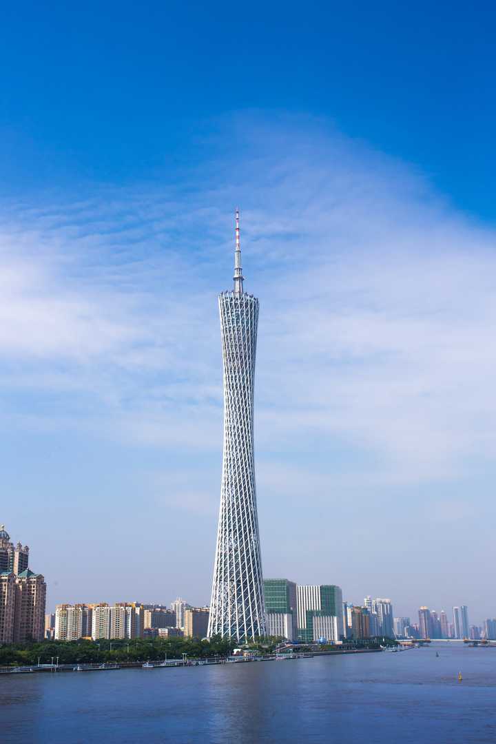 广州塔下,珠江岸边,广州的有轨电车也非常有特色,能够拍出大片的既视