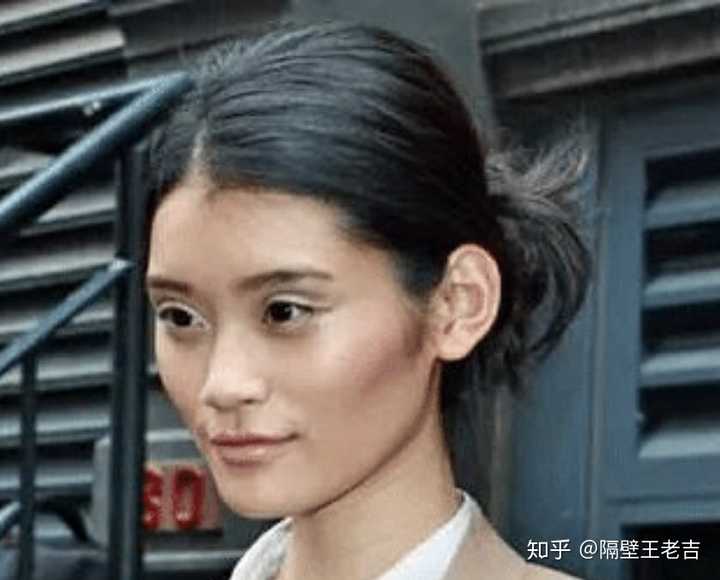 超模阶段轮廓感强,颧骨高,面部干瘪凹陷