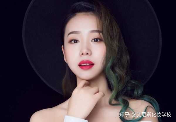 学生党准备学化妆(淡妆),大概需要哪些必备的化妆品?