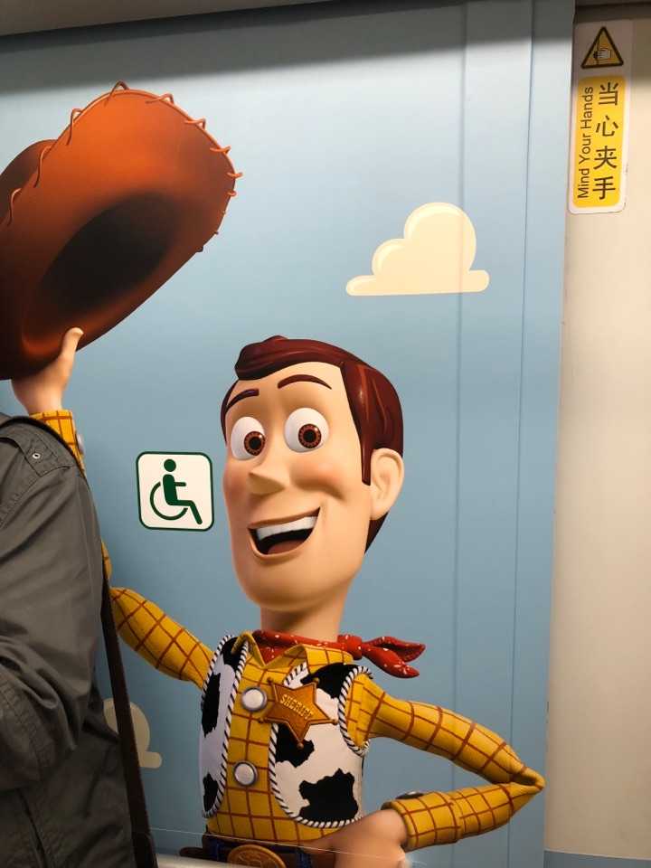 坐了一班胡迪警长的车,稳!